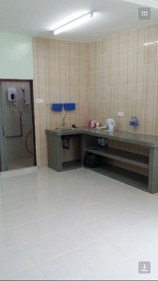 Coral Homestay Pekan Pangkor Esterno foto